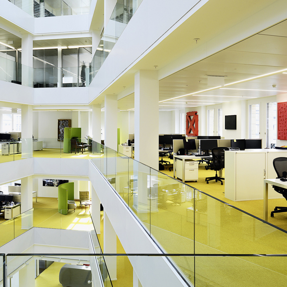 Partenaire depuis de nombreuses années, NMB Design a eu le plaisir de sélectionner et de fournir l’ensemble du mobilier pour l’aménagement du très soigné et contemporain siège social de la Banque Syz à Genève. Projet : 200 places de travail sur 4500 m2.