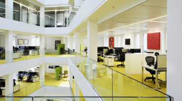 Partenaire depuis de nombreuses années, NMB Design a eu le plaisir de sélectionner et de fournir l’ensemble du mobilier pour l’aménagement du très soigné et contemporain siège social de la Banque Syz à Genève. Projet : 200 places de travail sur 4500 m2.