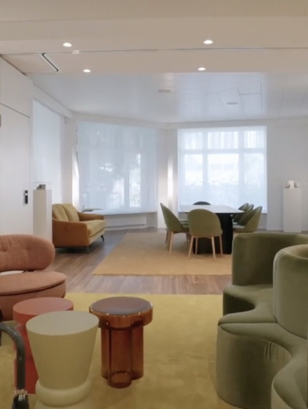 Certaines réalisations se distinguent par leur modernité et leur vision avant-gardiste, et l’aménagement des nouveaux bureaux de la la Banque Syz à Zurich en fait assurément partie avec 750m2 de surface design, fonctionnelle et pop avec ses touches  "arty".